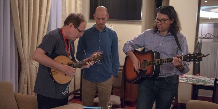 Fred Pike, Tim Wilson i Ivaylo Shipochky playing and singing on Superweek