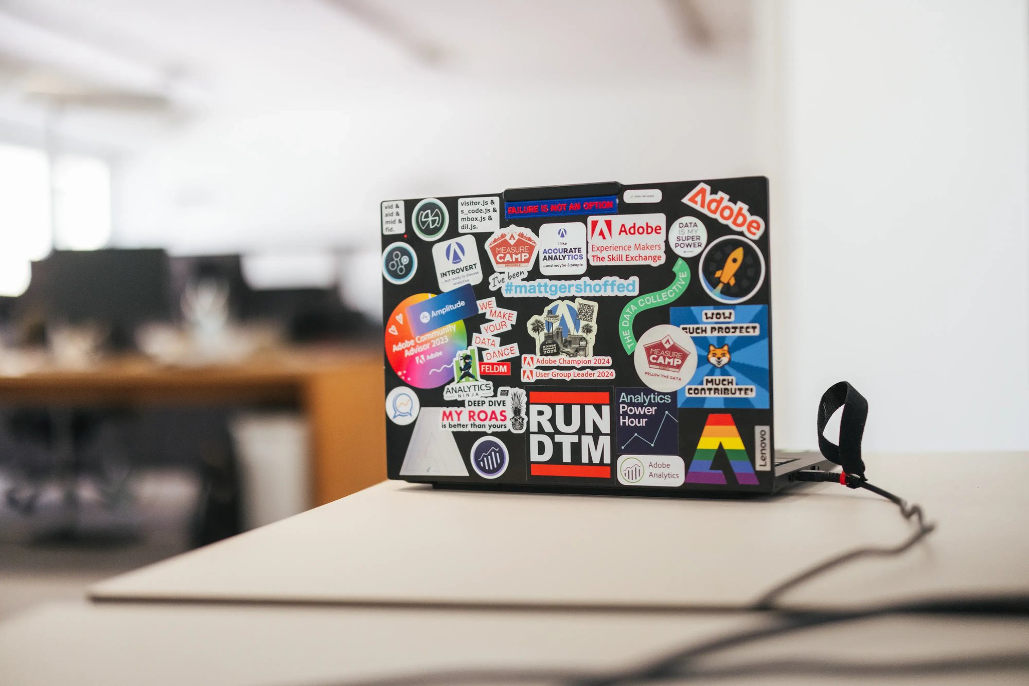 Analytics Logos auf einem Laptop